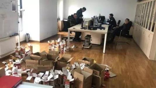 假酒！真瓶装假茅台骗术 嫌疑人借豪车卖货-福美阁