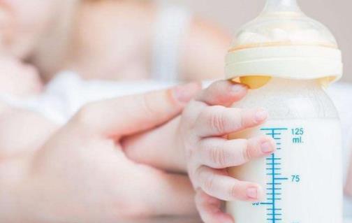 婴儿喝一半的奶怎么保存 解冻母乳用多少度水温-福美阁